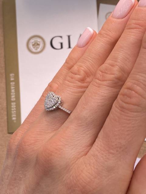 Помолвочное кольцо из белого золота с бриллиантами Сердце (055624)