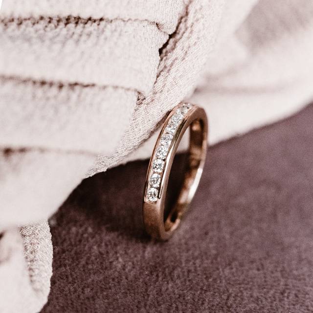 Обручальное кольцо из красного золота с бриллиантами (030419)