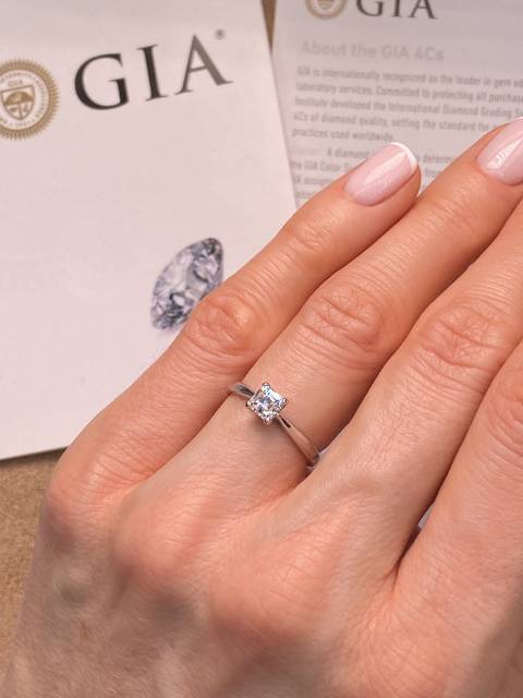 Помолвочное кольцо из платины с бриллиантом (055719)