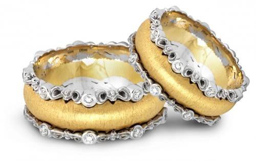 Кольцо обручальное из комбинированного золота с бриллиантами 19.5