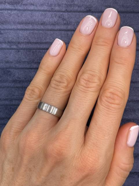 Обручальное кольцо из платины с бриллиантом (023745)