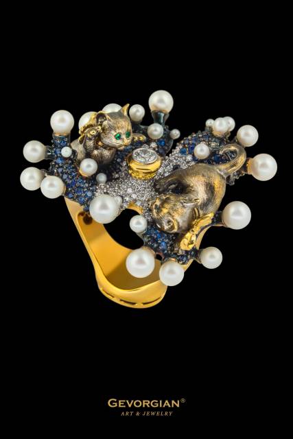 Эксклюзивное кольцо "Кошки-мышки" из жёлтого золота 750 пробы с бриллиантами, сапфирами, изумрудами и жемчугом (055509)