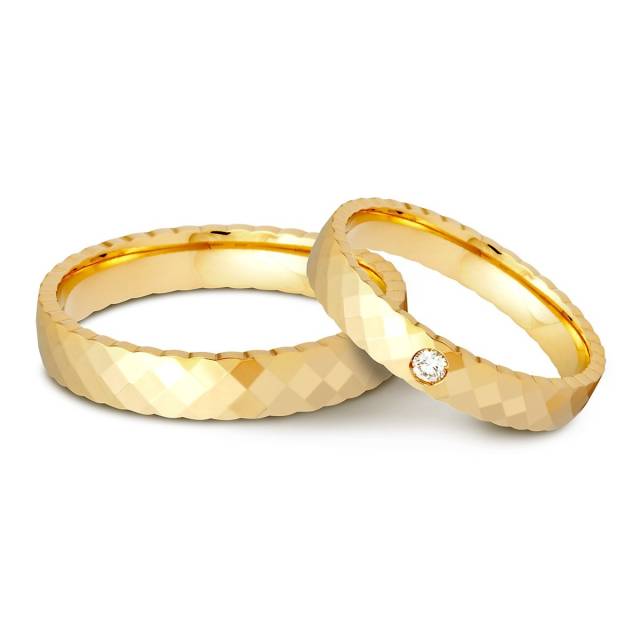 Обручальное кольцо из золота с бриллиантом Tiamo (014930)