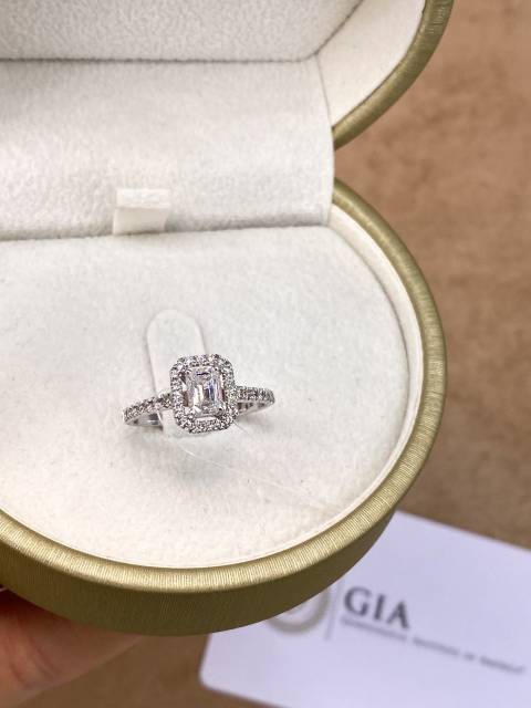 Помолвочное кольцо из белого золота с бриллиантами (051292)