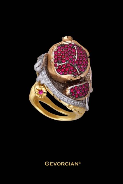 Эксклюзивное кольцо "Цвет граната" из комбинированного золота 750 пробы с бриллиантами и рубинами "Цвет граната" (054828)