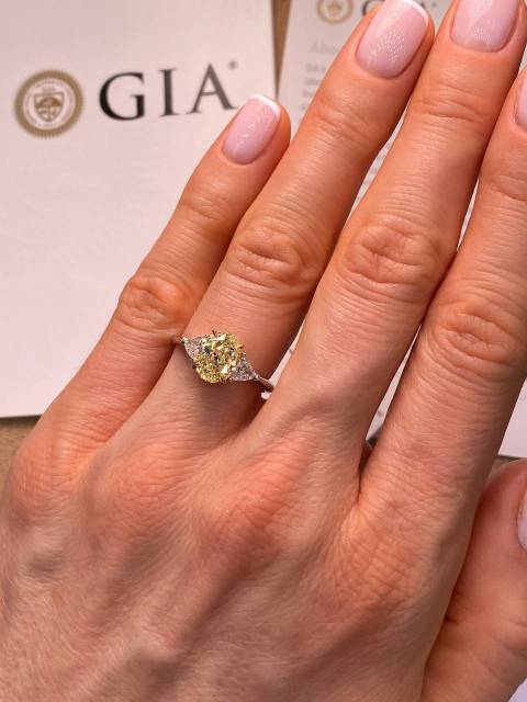 Помолвочное кольцо из белого золота с бриллиантами (052027)