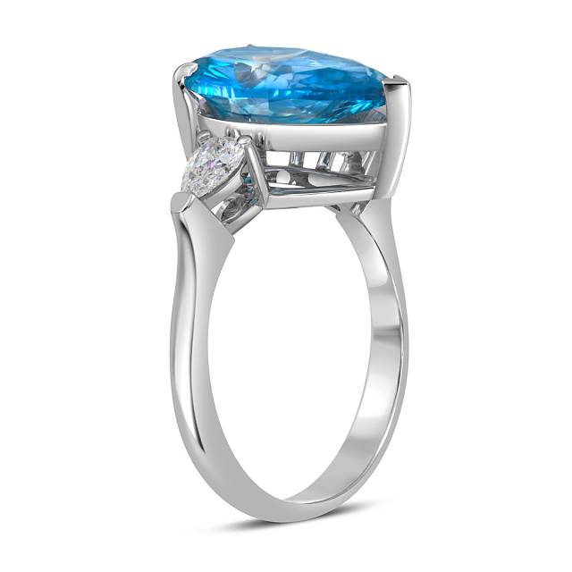 Помолвочное кольцо из белого золота с голубым бриллиантом (063713)