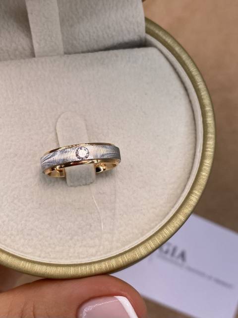Обручальное кольцо из комбинированного золота с бриллиантом TIAMO (045560)