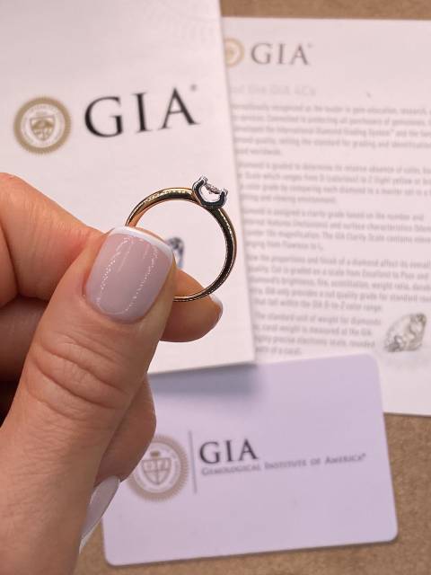 Помолвочное кольцо из комбинированного золота с бриллиантом (054989)