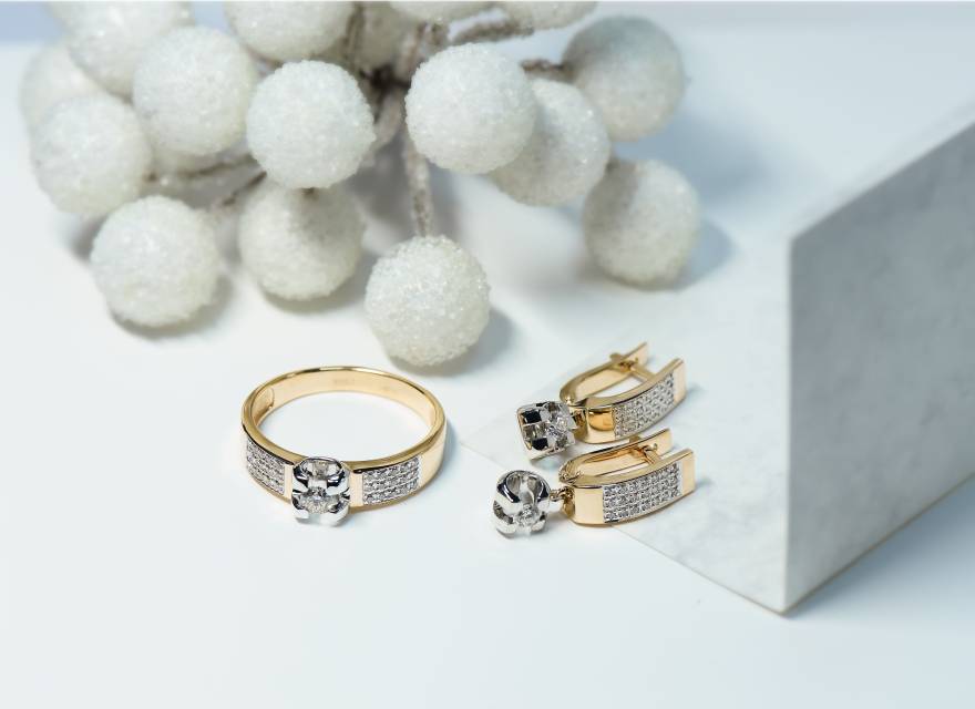 Помолвочное кольцо из комбинированного золота с бриллиантами (049615)