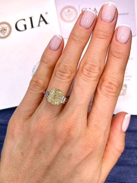 Помолвочное кольцо из белого золота с бриллиантами (052677)