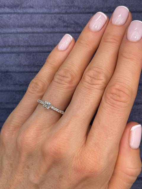 Помолвочное кольцо из платины с бриллиантами (049286)