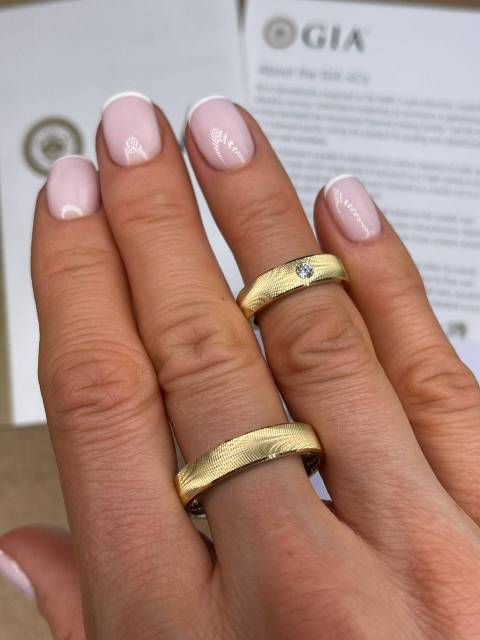 Обручальное кольцо из комбинированного золота с бриллиантом TIAMO (052754)