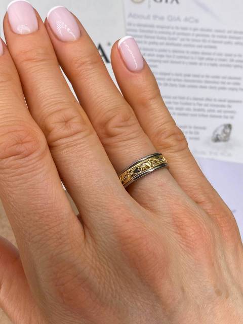 Обручальное кольцо из титана и жёлтого золота (037427)