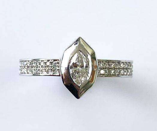 Кольцо из белого золота с бриллиантами (054596)