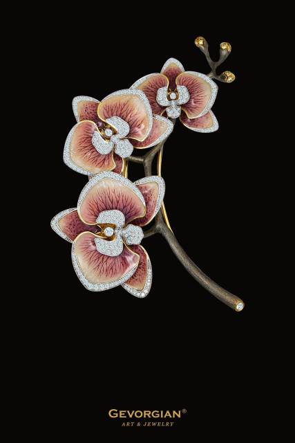 Эксклюзивная брошь "Розовая орхидея" из жёлтого золота 750 пробы с бриллиантами и горячей эмалью (054831)