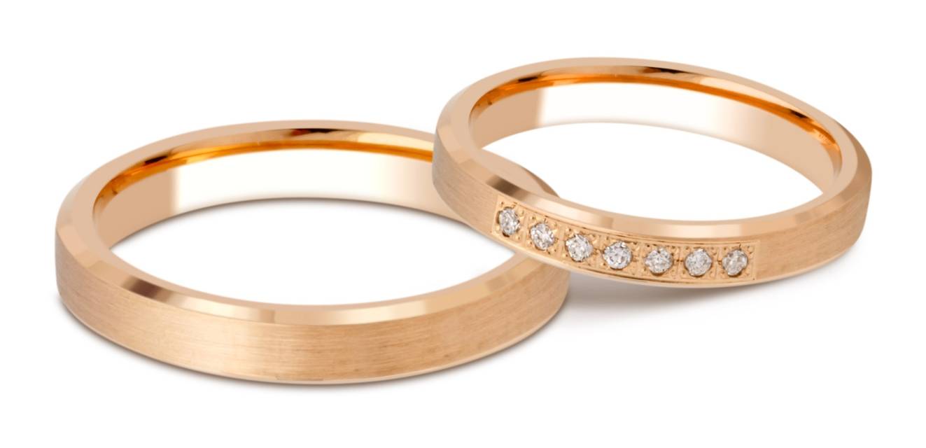 Обручальное кольцо из красного золота с бриллиантами (028740)
