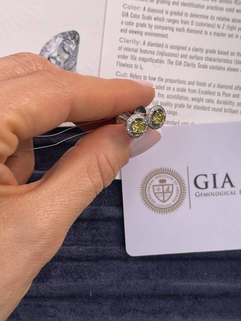 Серьги пусеты из белого золота с бриллиантами (054426)