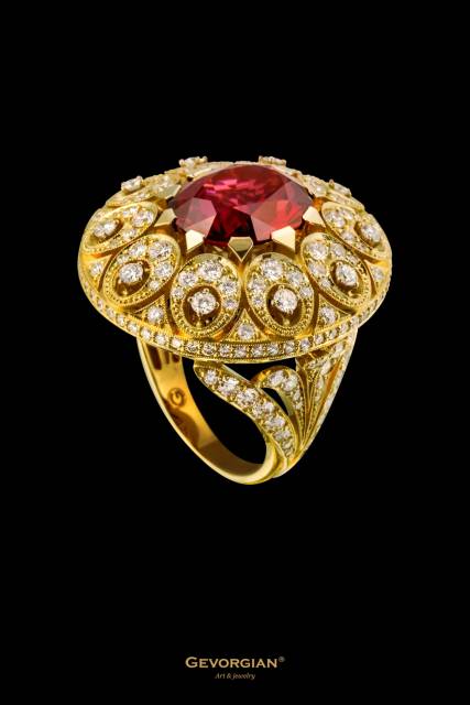 Эксклюзивное кольцо "Принц Персии" из жёлтого золота 750 пробы с бриллиантами и родолитом (055943)