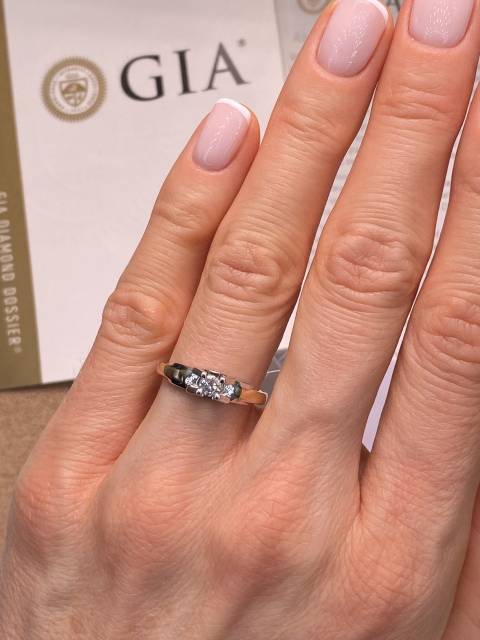 Помолвочное кольцо из комбинированного золота с бриллиантом (054024)