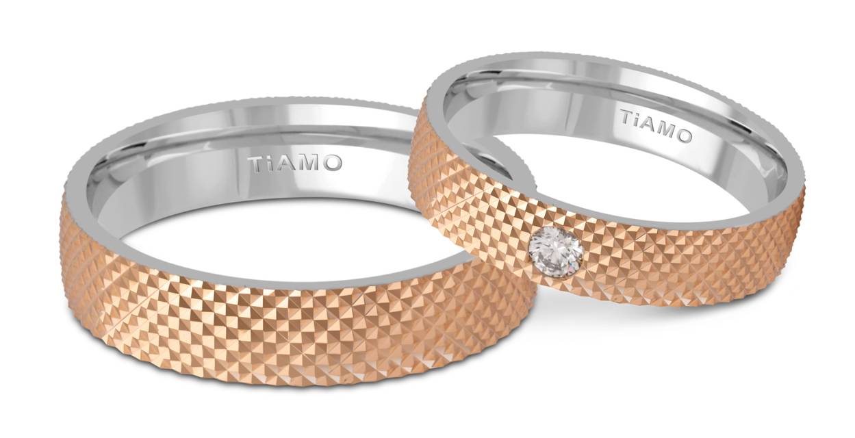 Обручальное кольцо из комбинированного золота с бриллиантом Tiamo (041079)