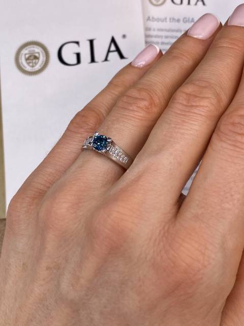 Помолвочное кольцо из белого золота с голубым бриллиантом (051541)