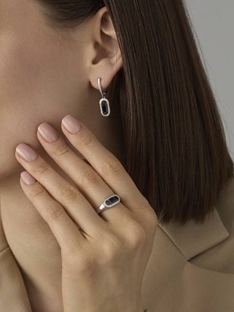 Кольцо из белого золота с бриллиантами и сапфиром (061185)