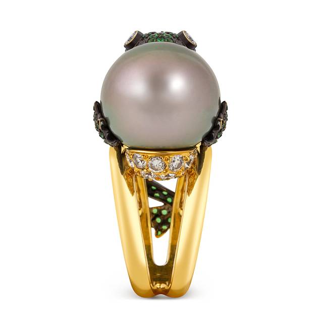 Кольцо из жёлтого золота с бриллиантами, тсаворитами и жемужиной "Повелительница жемчуга" (047312)