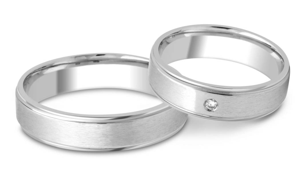 Обручальное кольцо из платины с бриллиантом (027413)
