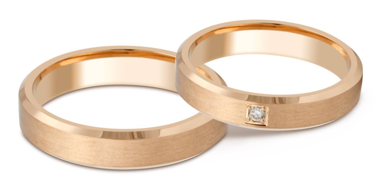 Обручальное кольцо из красного золота с бриллиантом (028710)