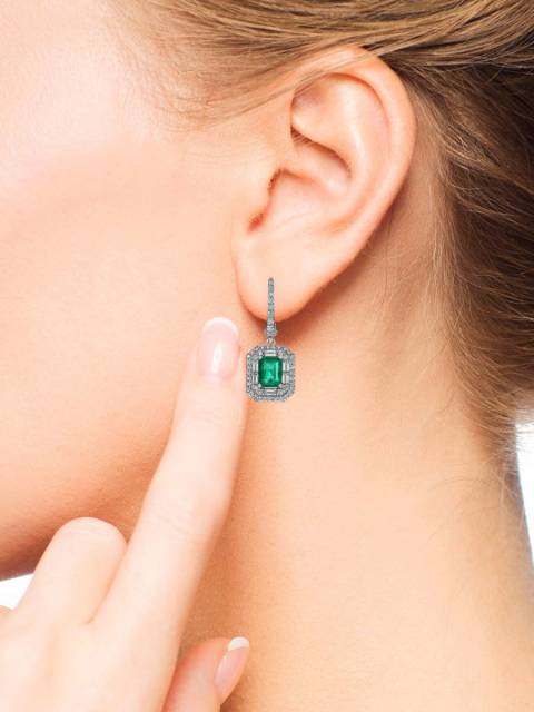 Серьги из белого золота с изумрудами и бриллиантами (063703)