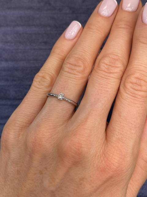 Помолвочное кольцо из платины с бриллиантом (048305)