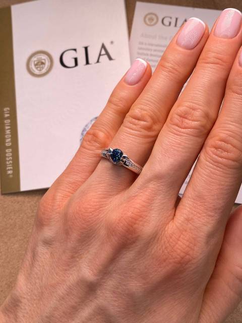 Помолвочное кольцо из белого золота с голубым бриллиантом (051511)