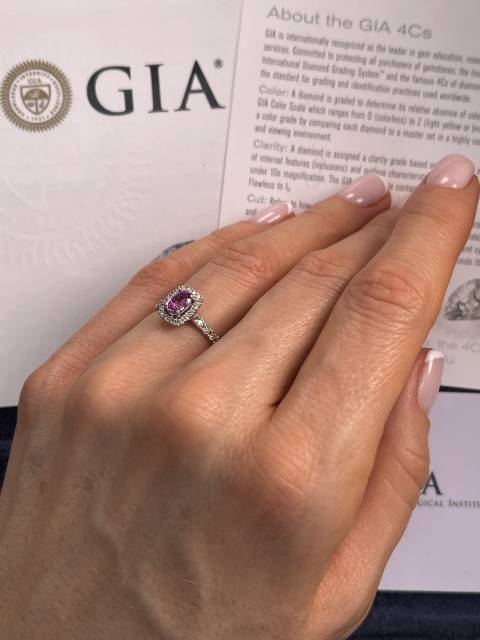 Кольцо из белого золота с бриллиантами и розовым сапфиром (053861)