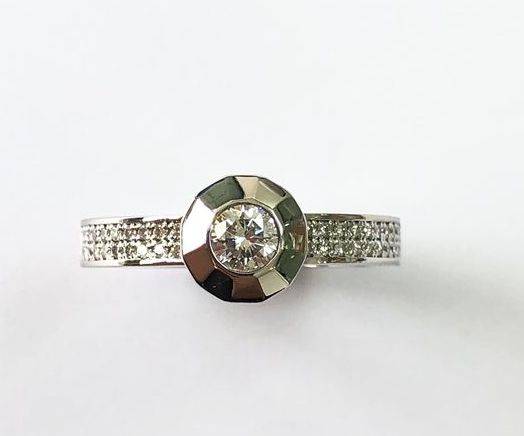 Кольцо из белого золота с бриллиантами (054597)