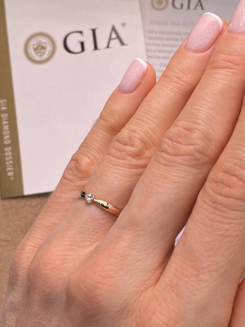Помолвочное кольцо из красного золота с бриллиантом (054218)