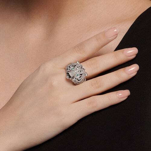 Кольцо из белого золота с бриллиантами и изумрудами (056209)