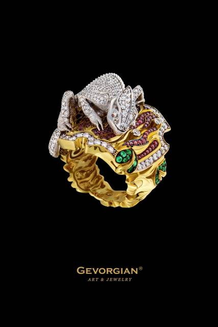 Эксклюзивное кольцо "Хамелеон" из жёлтого золота 750 пробы с бриллиантами и изумрудами (053123)
